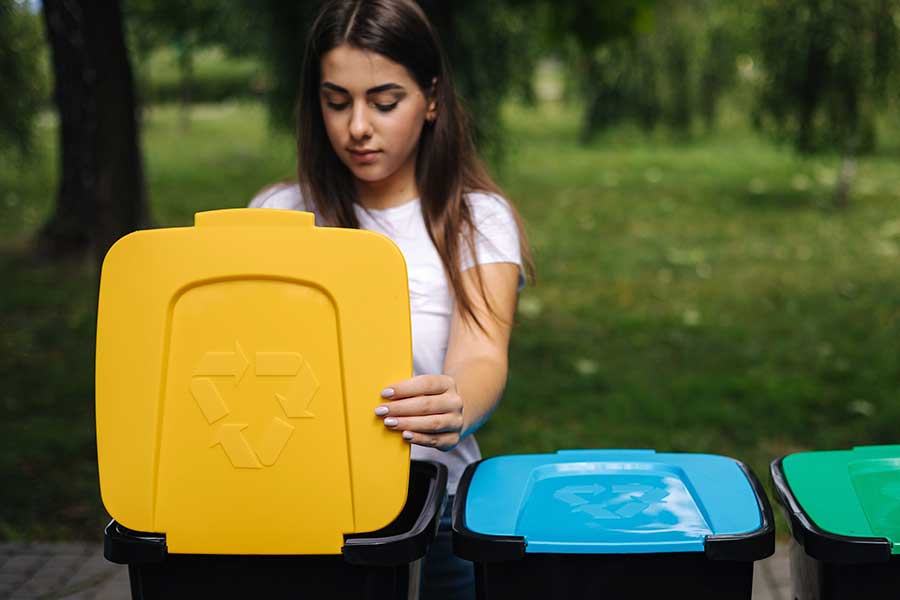 Commercial Trash Can Cleaning