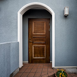 Retractable screen doors